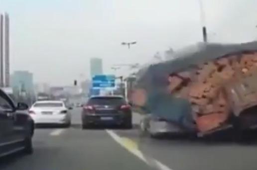 Кирпич на голову: видео